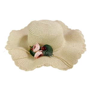 Chapeau de soleil en paille à bord ondulé pour femme avec décoration florale rose