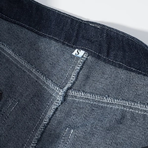 Détail de la doublure de taille et de l'étiquette de taille du pantalon en jean