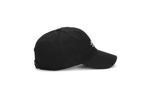 Détail de la casquette de baseball noire avec broderie blanche et boucle métallique