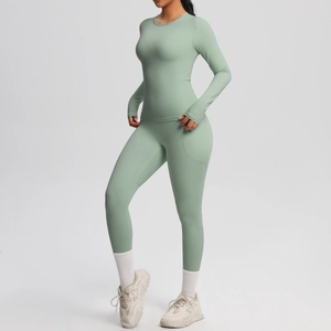 Détail de l'ensemble de yoga vert menthe avec haut manches longues et legging taille haute