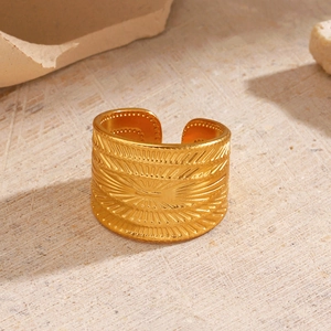 Bague large vintage plaquée or 18K avec texture radiale et design ouvert minimaliste