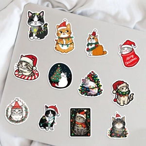 Vista dettagliata di 12 adesivi natalizi per gatti impermeabili su un laptop
