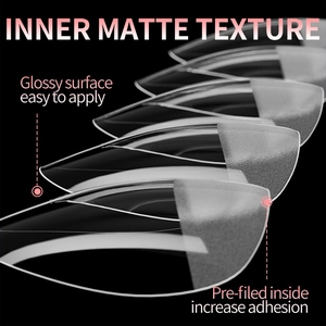 Détail d'ongles amande press-on avec surface brillante et finition intérieure mate pré-poncée