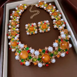 Luxuriöses Vintage-Schmuckset mit orangefarbenen Steinen, Perlen und Kristallen in Box