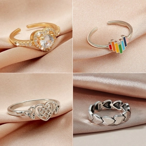Set di anelli vintage minimalisti con zircone e cuore su tessuto di seta champagne
