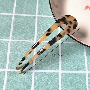 Dettaglio della forcina a U di 11,7 cm con elegante motivo leopardato in acetato