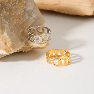 Detail of adjustable hollow curb link chain rings in gold and silver finishes