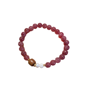 Elegantes Armband aus Erdbeerquarz mit Süßwasserperlen und Holzperle in minimalistischem Stil