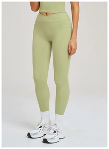 Détail du legging de yoga taille haute avec taille croisée en V et poches latérales