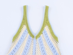 Détail de la texture en maille crochetée avec motifs ajourés colorés et col en V