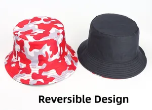 Détail d'un bob réversible avec imprimé camouflage rouge et design en toile noire