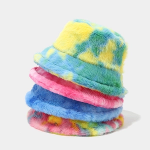 Chapeaux bobs d'hiver en fausse fourrure pour femmes avec motifs tie-dye variés