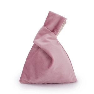 Vue détaillée d'un sac à main en velours rose avec poignée nouée et texture douce
