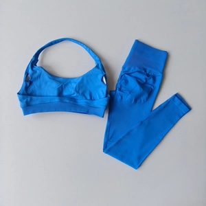 Completo sportivo blu cobalto due pezzi con reggiseno allacciato al collo e legging vita alta