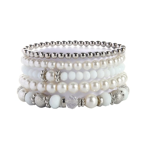 Dettaglio del set di 5 braccialetti elastici multistrato con perline argentate e perle