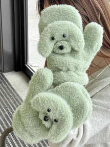 Detailansicht der mintgrünen Teddy-Hund Plüschfäustlinge aus weichem Lammfell-Imitat