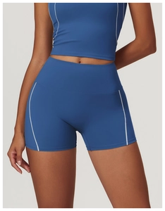 Détail du short de sport bleu marine taille haute avec bandes latérales blanches