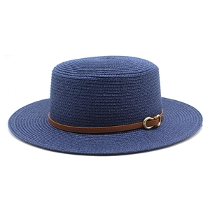 Détail du chapeau canotier bleu marine avec tissage fin, bande cuir et boucle dorée