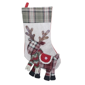 Détail de chaussette de Noël en lin avec renne 3D et motifs à carreaux rouges et verts