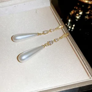 Élégantes boucles d'oreilles pendantes en perles et zircons plaqués or dans leur écrin