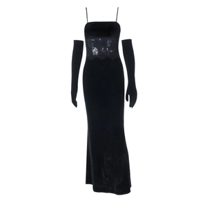 Détail d'une robe nuisette en velours noir avec dentelle, gants longs et coupe sirène