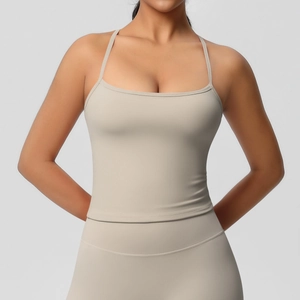 Dettaglio del tessuto del reggiseno sportivo beige e dei leggings senza cuciture a vita alta
