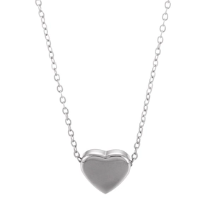 Collana con pendente a cuore in argento lucido con catena sottile su sfondo bianco