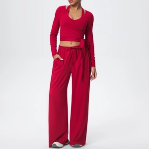 Détail du haut de yoga rouge à manches longues avec pantalon à cordon réglable