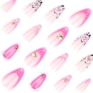 Faux ongles 3D fleurs roses avec texture marbre, motifs léopard et breloques dorées