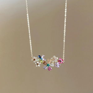 Collier en or avec pendentif fleur en pierres précieuses colorées pour femmes