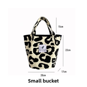 Canvas leopard tote bag with dimensions 28x22x17cm and chic animal print details
