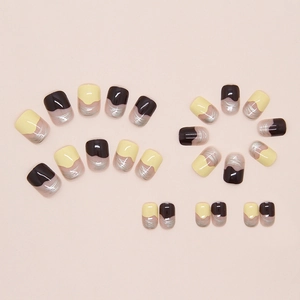 Set unghie finte quadrate corte con patchwork giallo e marrone e motivi a onde argentate