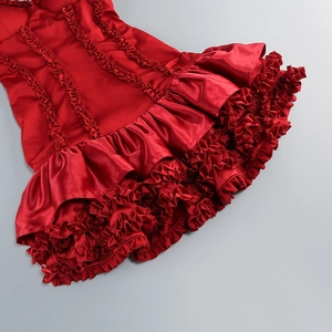 Detailaufnahme der gestuften roten Satin-Rüschen mit luxuriösem Glanz für Partykleider