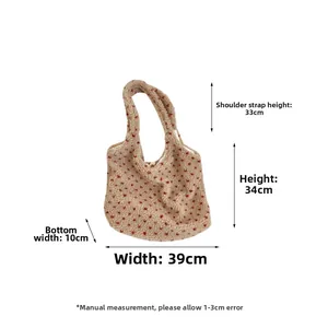 Detailed size chart of beige fleece tote bag with red hearts showing 39x34cm dimensions