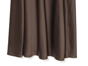 Dettaglio del tessuto in raso color caffè scuro con trama setosa ed elegante drappeggio