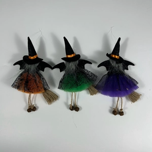 Λεπτομέρεια σετ κρεμαστά μάγισσας Halloween με γάζα φούστες και μίνι σκούπες