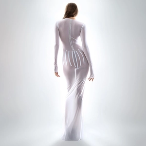 Robe longue blanche en maille à manches longues avec dos ouvert sexy et détail de fermeture