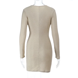 Detail des champagnergoldenen Bodycon-Kleids mit elegantem Rückenschnitt und Glitzerstoff