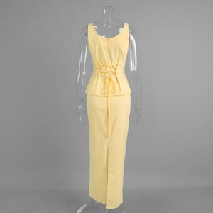 Détail de l'ensemble jaune clair avec haut à lacets croisés et jupe longue fendue