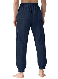 Vue arrière du pantalon cargo bleu foncé pour homme avec taille élastique et texture quadrillée