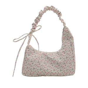 Sac sous les aisselles à motif floral avec bandoulière froncée et style mignon