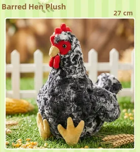 Dettaglio di un pollo di peluche da 27 cm con piume realistiche in un ambiente rurale