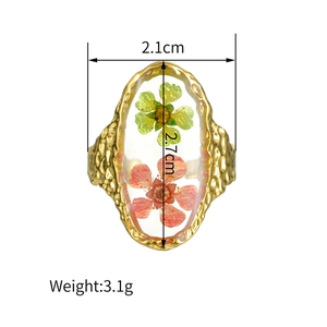 Detailed size specifications of the gold flower resin ring featuring 2.1cm by 2.7cm dimensions
