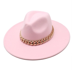 Rosa Fedora Hut mit breiter Krempe und goldener Panzerkette für Damen und Herren