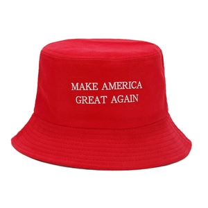 Bob en coton rouge avec broderie blanche Make America Great Again sur fond blanc
