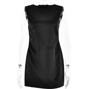 Elegante vestido corto negro sin mangas con espalda descubierta y lazo en maniquí