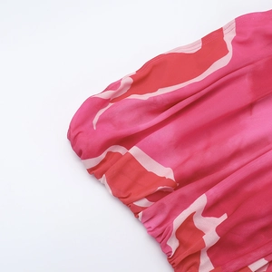 Détail de l'ourlet à volants et imprimé abstrait sur robe d'été sans bretelles