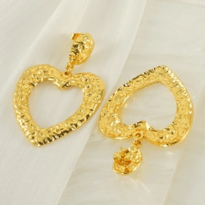 Orecchini a cuore in acciaio al titanio dorato con trama martellata e placcatura in oro 18k