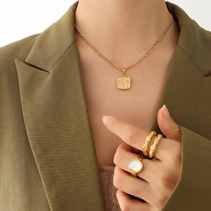 Halskette mit Blumenquadrat-Anhänger 18K vergoldet und strukturierte Ringe Set