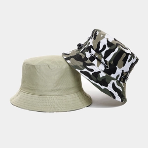Detail von Camouflage- und olivgrünen Anglerhüten mit verstellbarer winddichter Kordel